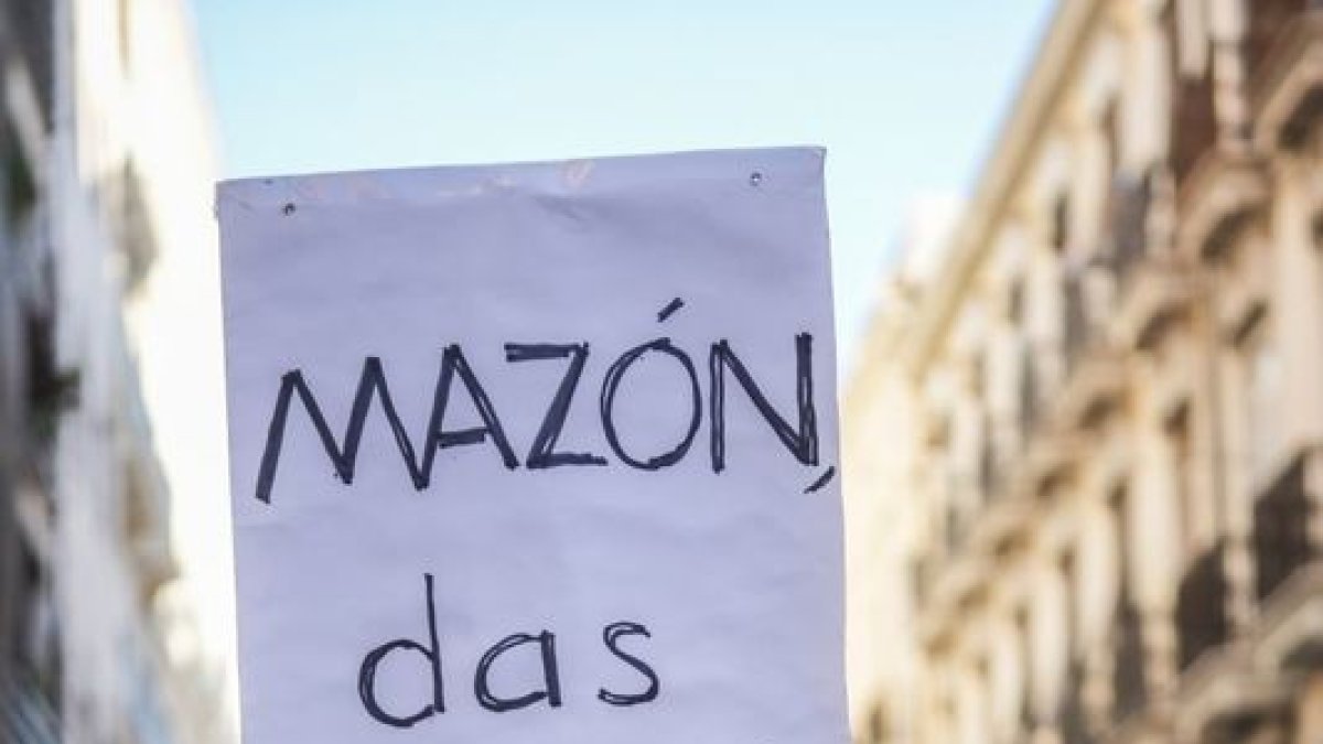 Una manifestante contra Carlos Mazón frente a las Corts. - EUROPA PRESS