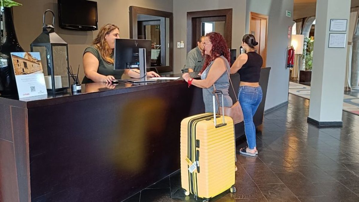 Turistes al Parador de la Seu el mes d’agost passat. - C.SANS