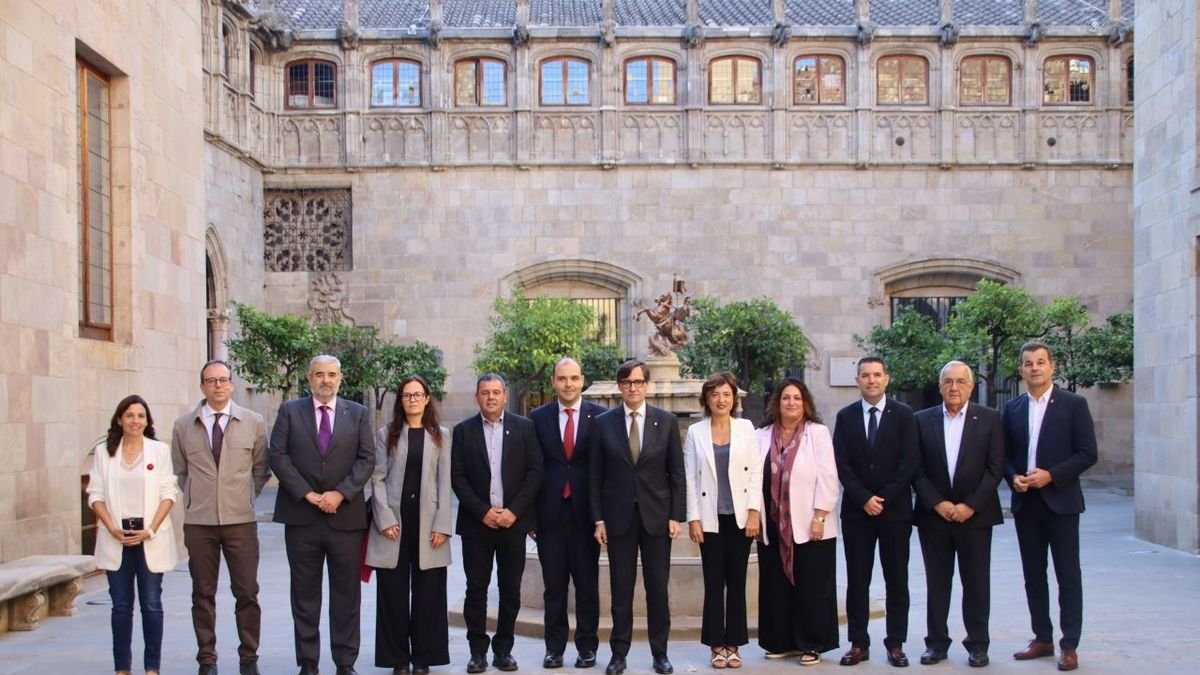 Illa, amb els representants de consells i ajuntaments. - ACN