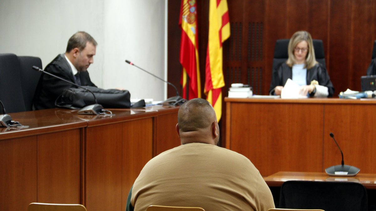 El acusado de abusar sexualmente de una menor a Vielha, durante el juicio en la Audiencia de Lleida.