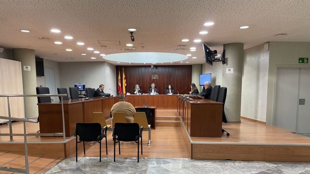 Imagen del acusado, ayer en el banquillo de la Audiencia. - A. GUERRERO