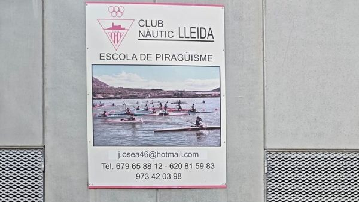 Los organizadores de la prueba, con el cartel promocional.
