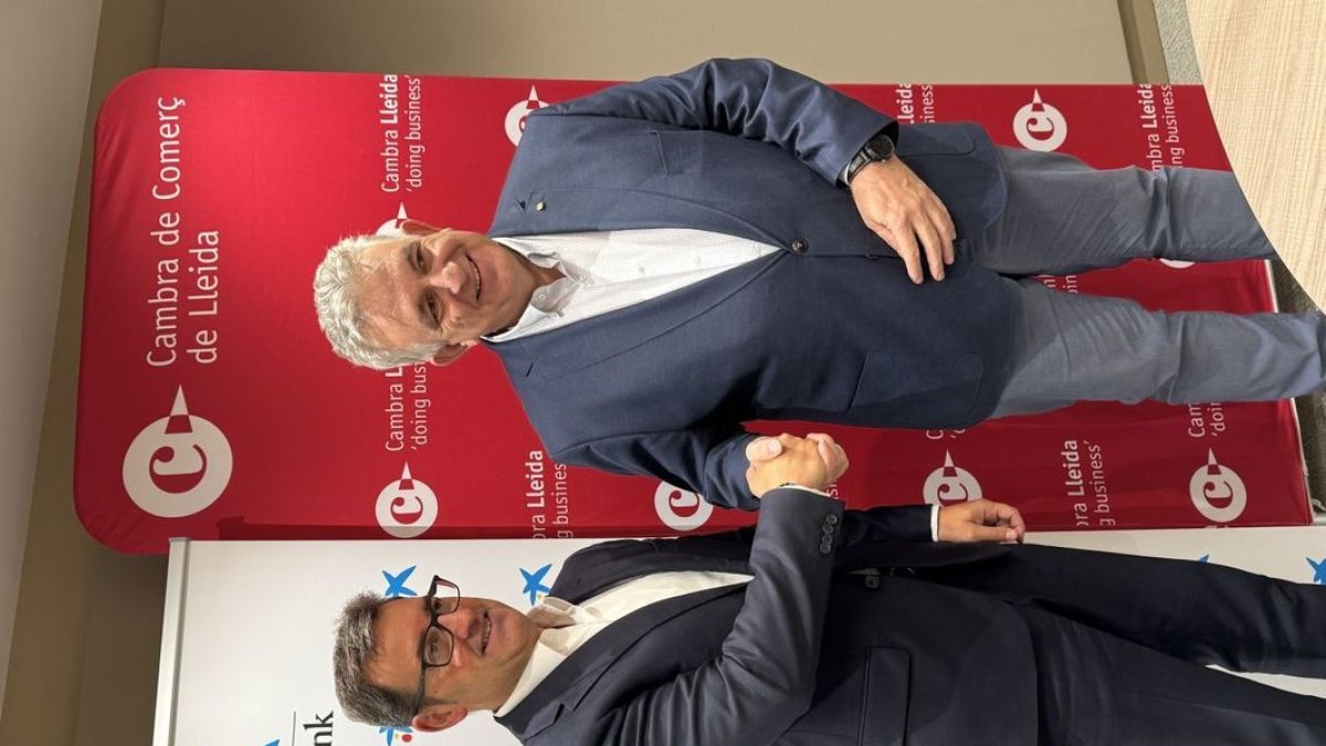 Josep Maria González y Jaume Saltó sellando el acuerdo. - CÁMARA DE COMERCIO DE LLEIDA