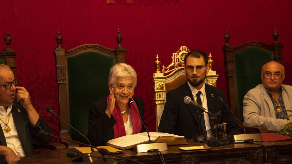 Montse Pont Tarragó leyó ayer en el ayuntamiento de Cervera el pregón oficial de la Festa Major. - LAIA PEDRÓS