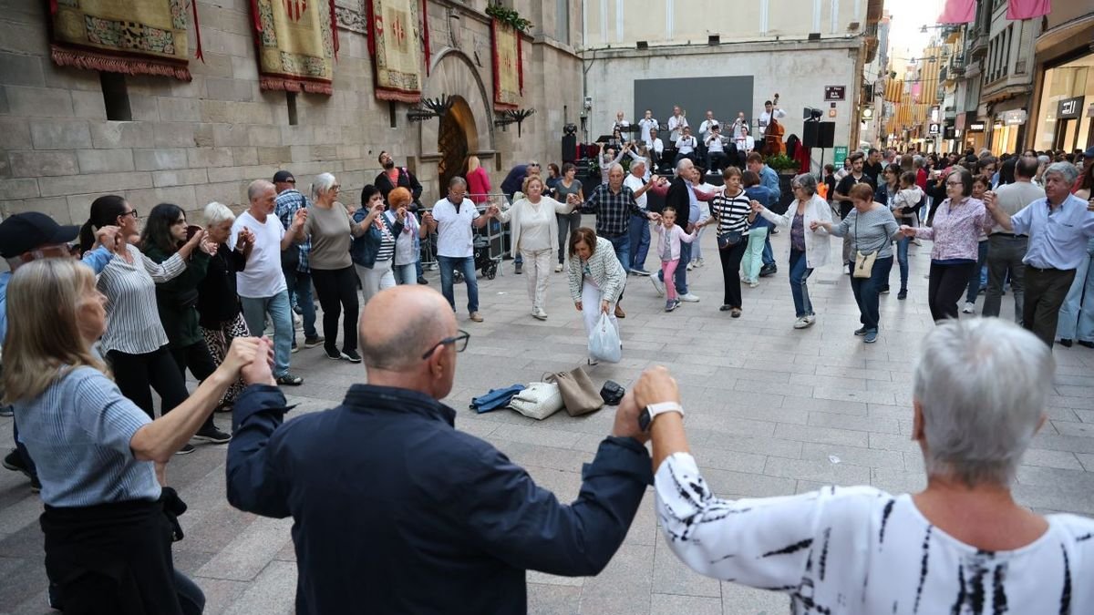 Sardanes a la plaça de la Paeria. Després de finalitzar la lectura del pregó, la plaça de la Paeria va acollir una ballada de sardanes que va reunir desenes de participants. Van ballar al so de la música de la Cobla Tàrrega. - AMADO FORROLLA