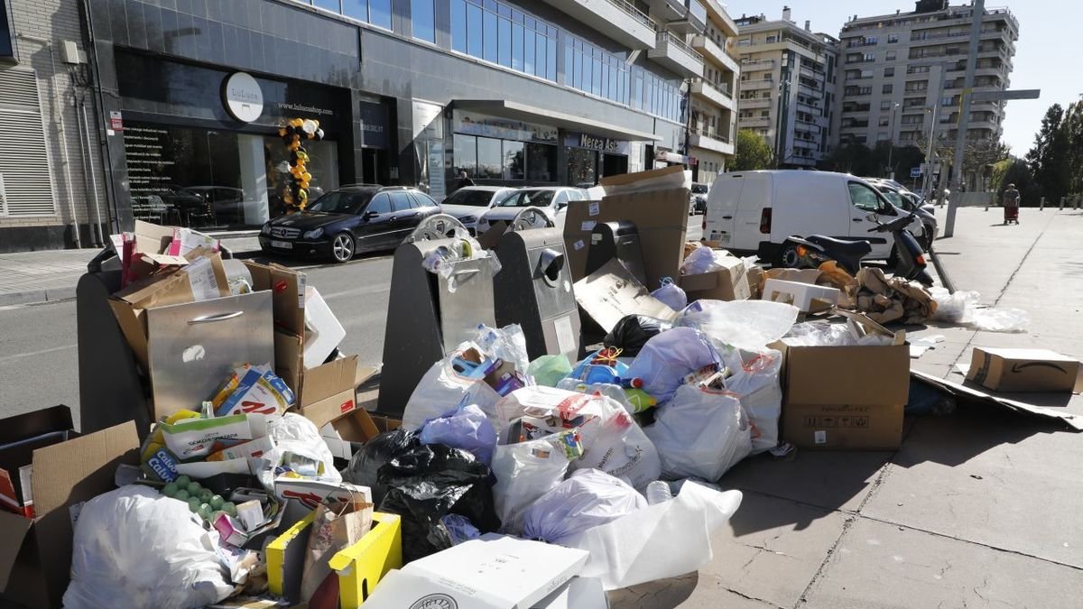 Balaguer cerrará contenedores para ordenar la basura. - A.GUERRERO