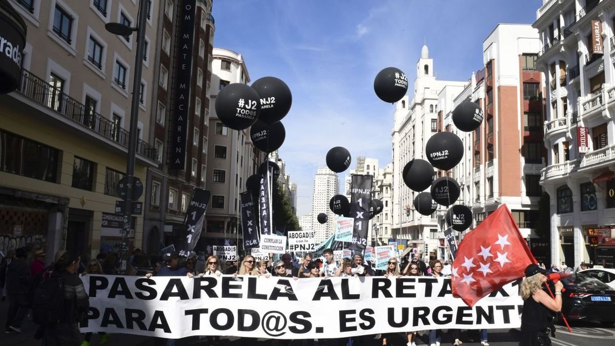 La protesta de mutualistas que recorrió ayer las calles de Madrid. - VÍCTOR LERENA/EFE