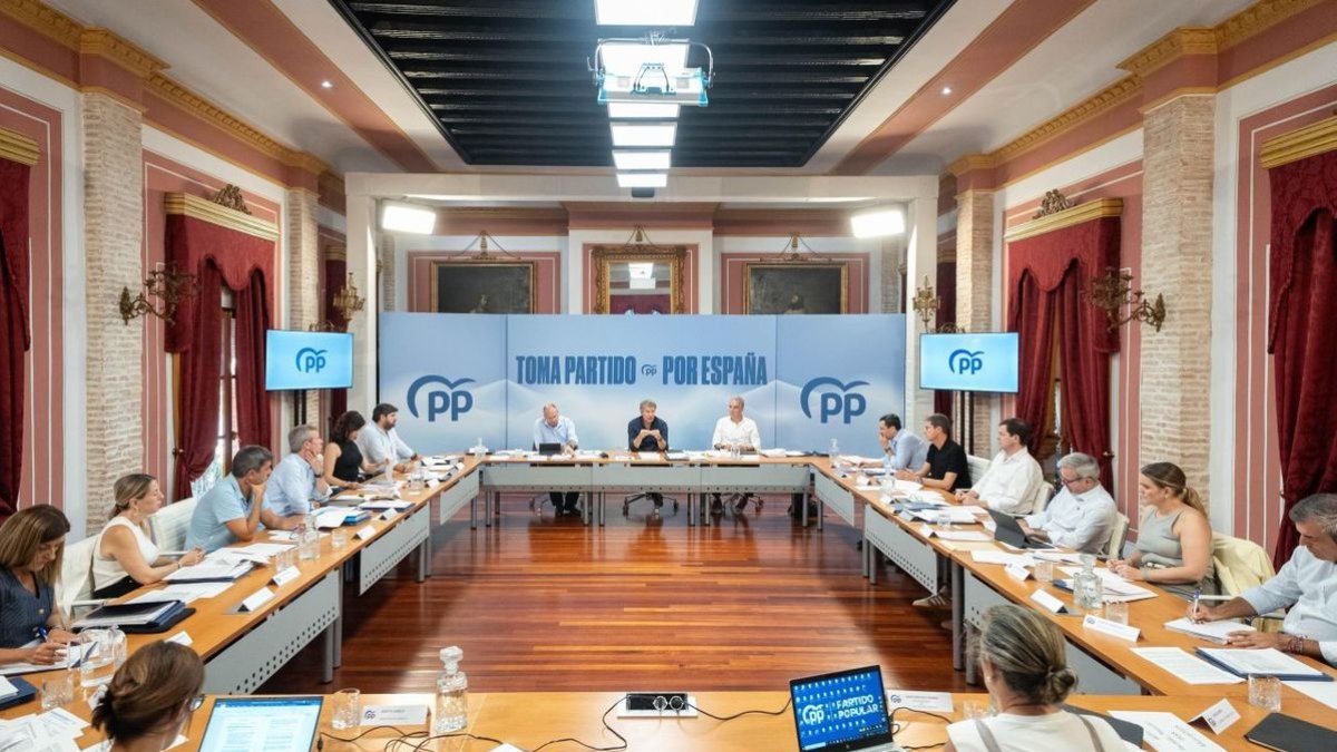 El president del PP, Alberto Núñez Feijóo, reunit amb els barons a Múrcia. - EFE