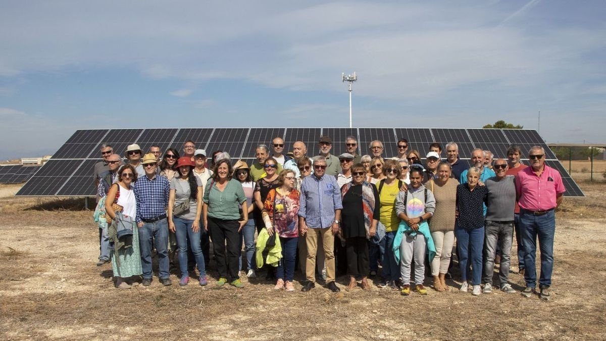 Foto de grup dels participants en la inauguració de la planta de Som Energia. - LAIA PEDRÓS
