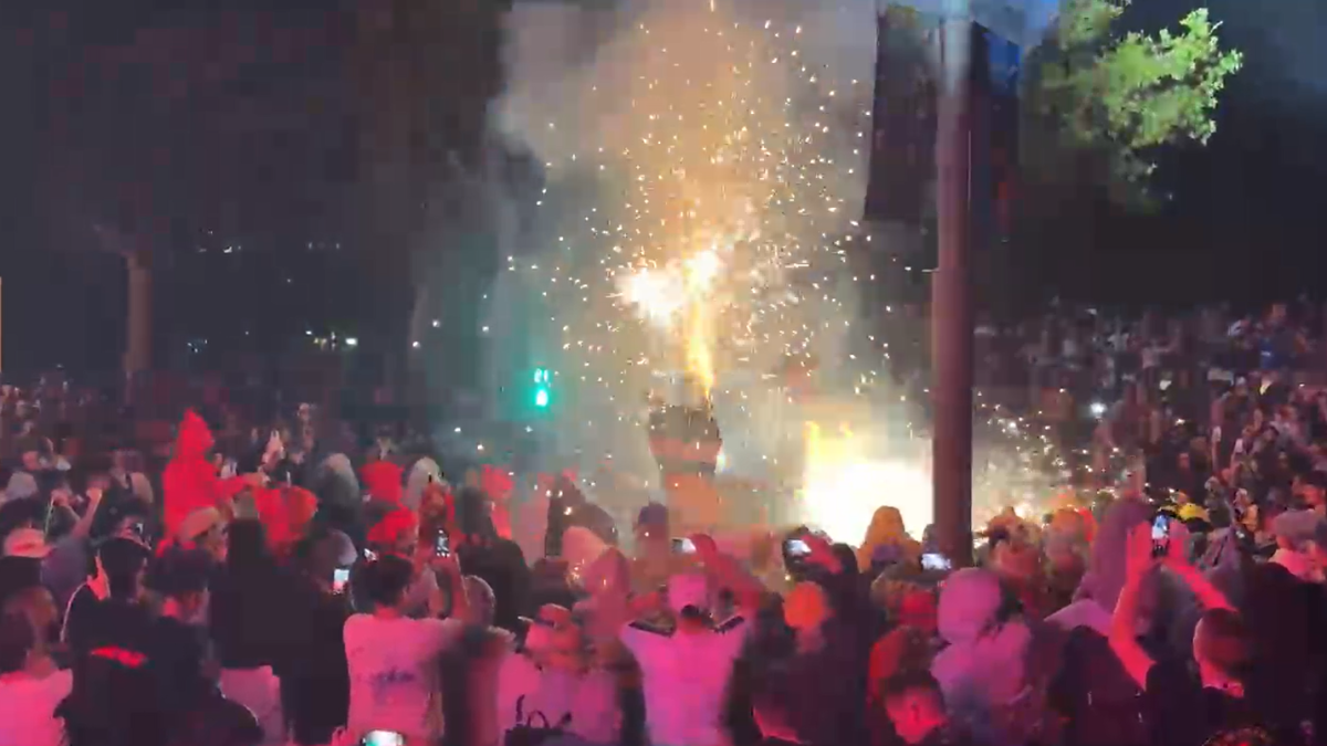 El correfoc va il·luminar la ciutat ahir a la nit.
