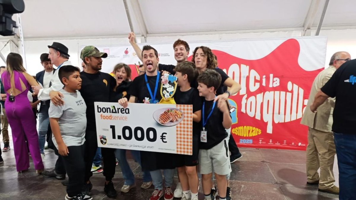 El vencedor de la Lliga del Porc i la Forquilla, al centre sostenint el premi. - S.E.