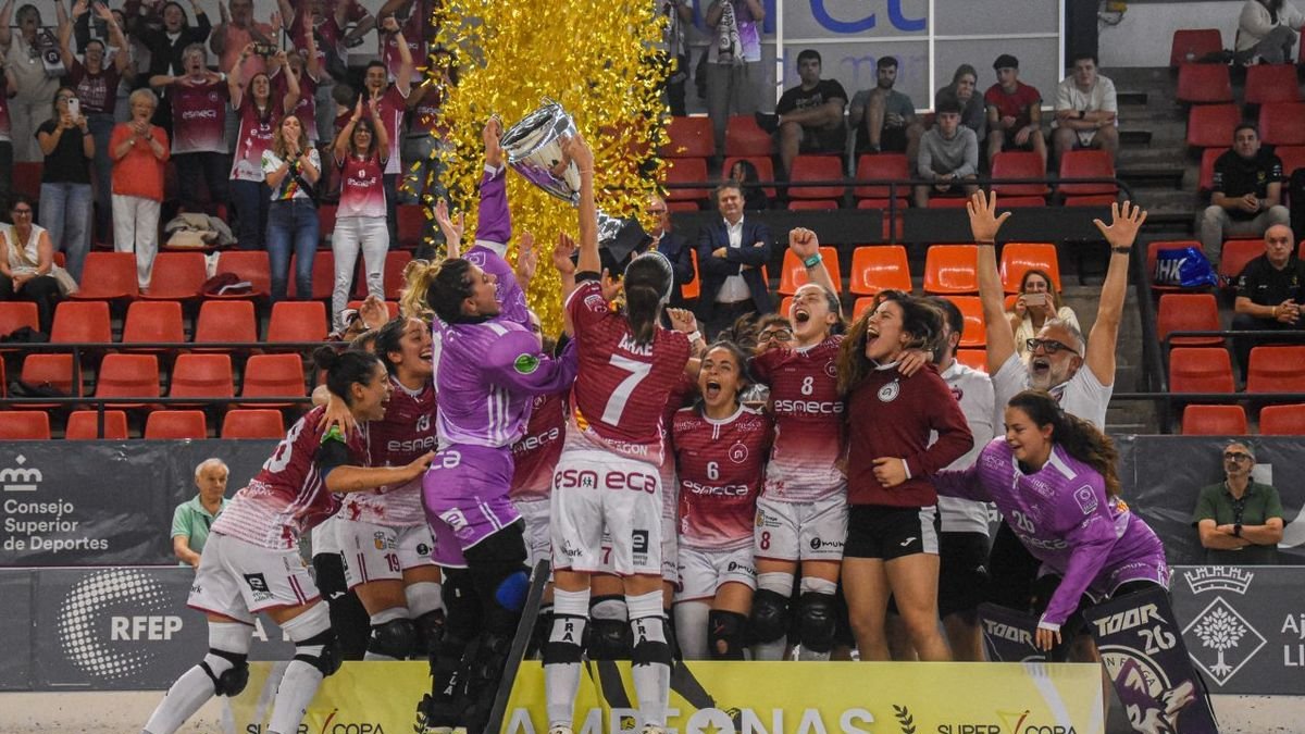 Anna Ferrer i Aina Arxé aixequen la Supercopa davant de l’eufòria de les seues companyes. - CLARA LIÁÑEZ