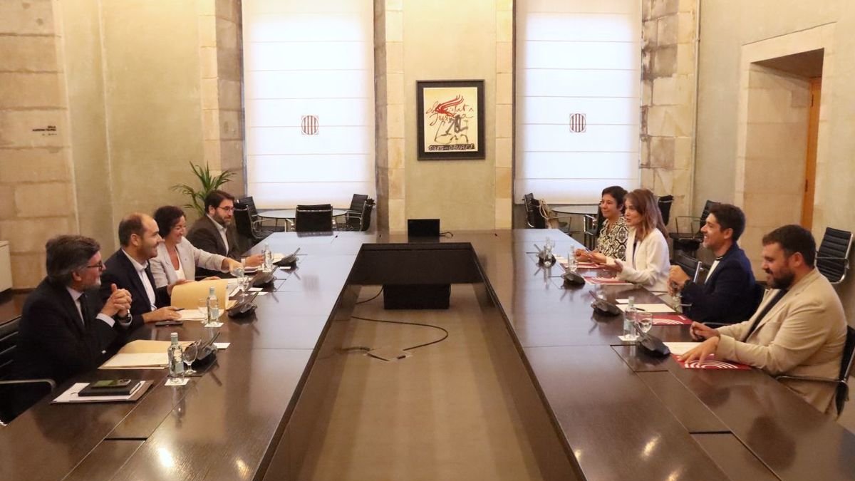 Reunión entre el Govern y Comuns en el Palau de la Generalitat. - ACN