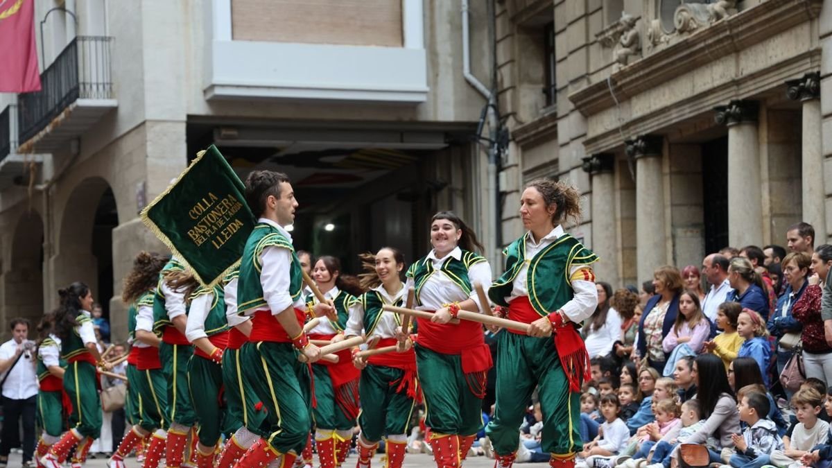 La Colla Bastonera del Pla de l’Aigua interpretó el baile tradicional durante el Seguici. - JORDI ECHEVARRIA