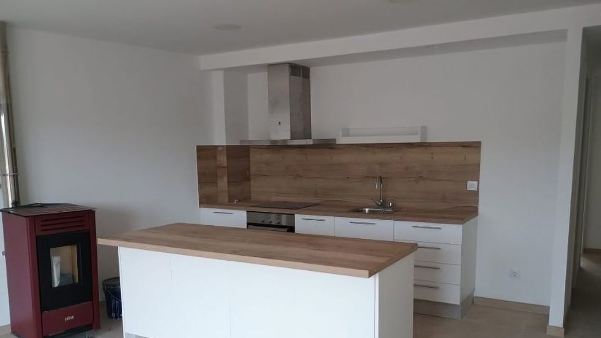 El interior del piso remodelado en Bovera, en Les Garrigues, que ya está listo para entrar a vivir. - A.B.