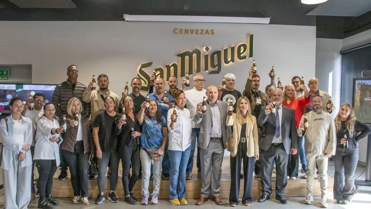 Algunos de los representantes de los establecimientos participantes en la Ruta 2025, ayer con la organización del certamen. - ÀLEX SAMPER