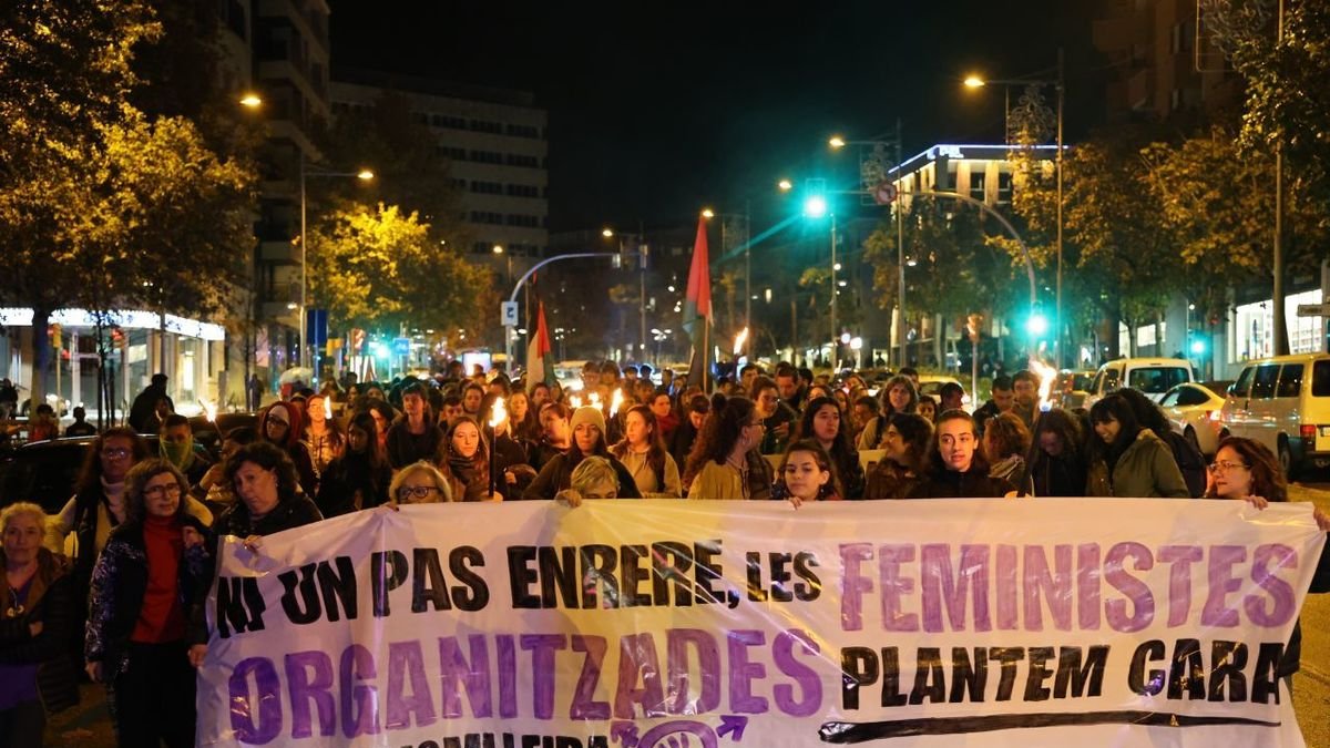 Imagen de archivo de la marcha del pasado 25-N en Lleida. - AMADO FORROLLA