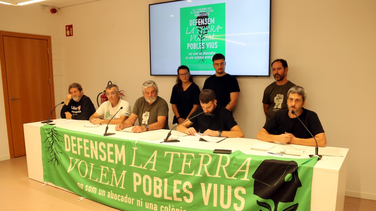 Els organitzadors de la manifestació, aquest matí a Lleida.