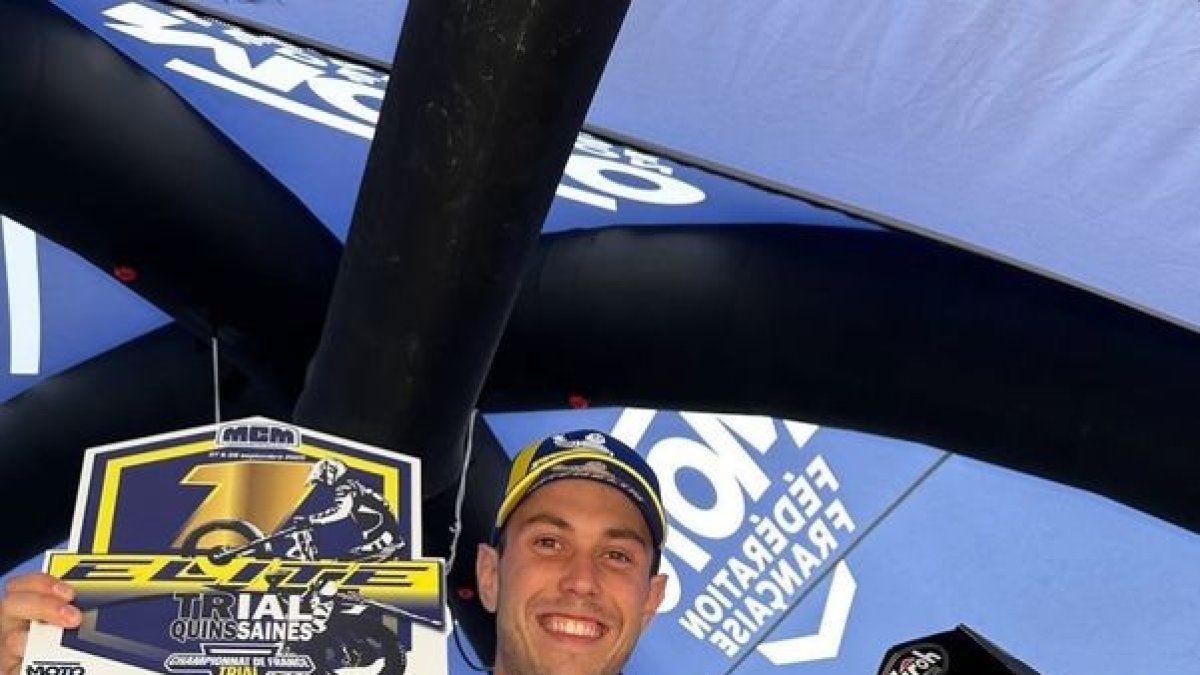 Arnau Farré, en el podio con el trofeo de campeón.