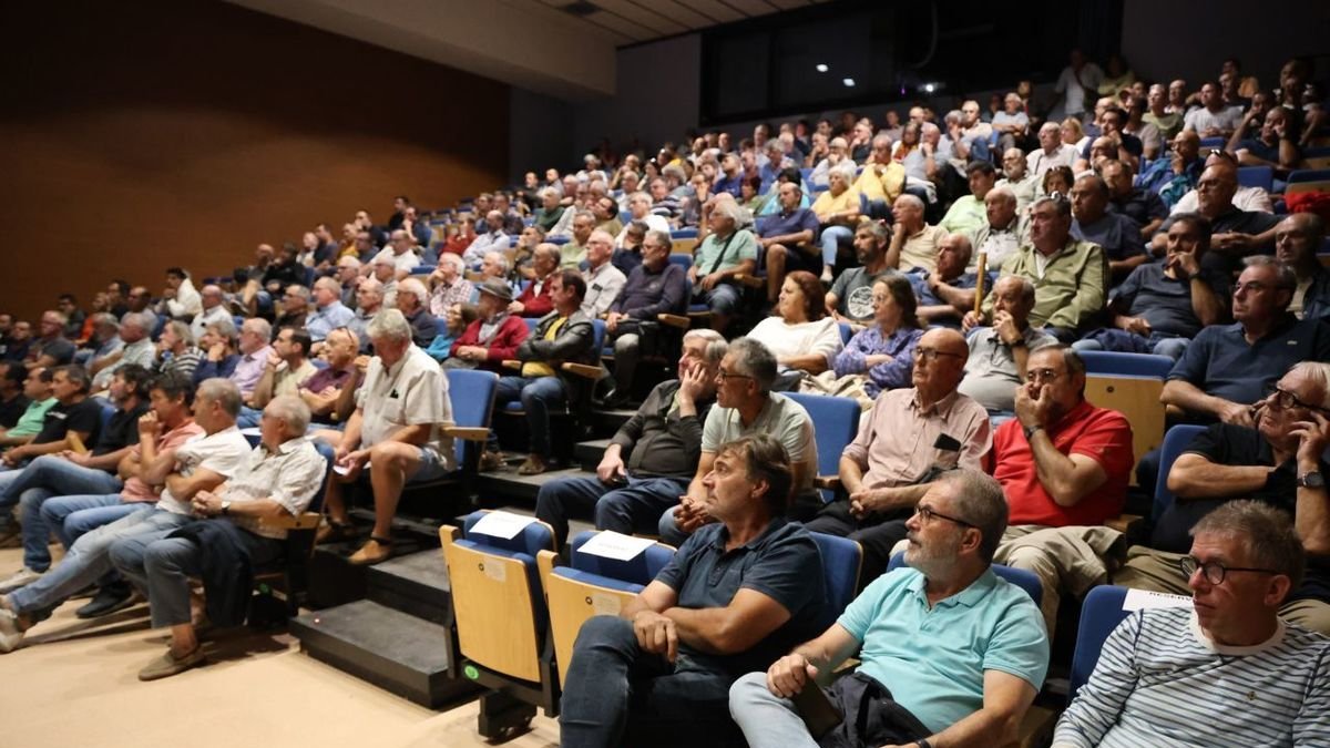 La asamblea de regantes celebrada en Artesa de Lleida el día 25 reunió a numerosos regantes. - AMADO FORROLLA