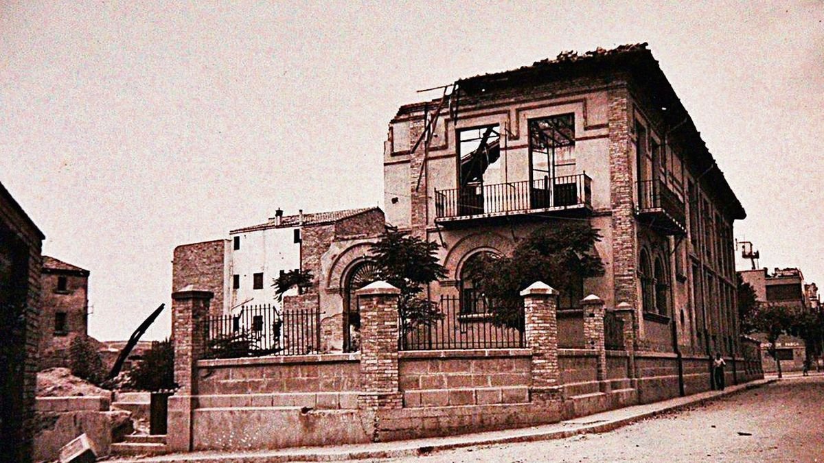 L’edifici de l’escola Pràctiques I a la rambla d’Aragó va ser bombardejat dos vegades durant la Guerra Civil.
