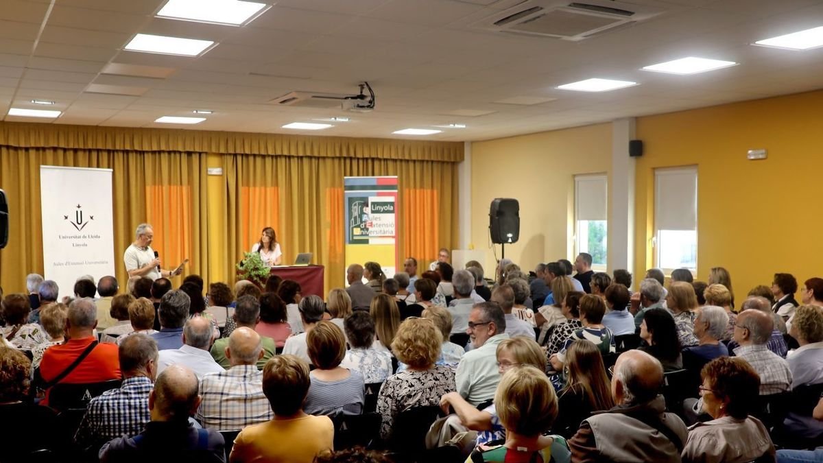 La conferencia llenó de público la sala 1 d’Octubre. - EVA LLAUET