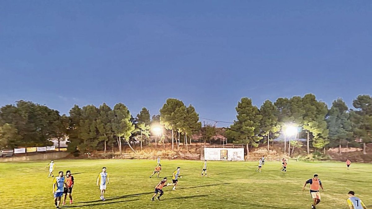 Un partido de fútbol entre el equipo local y el de alumnos. - M. CODINAS