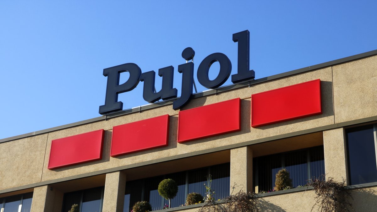 El cartell de la firma Prefabricats Pujol de Mollerussa.