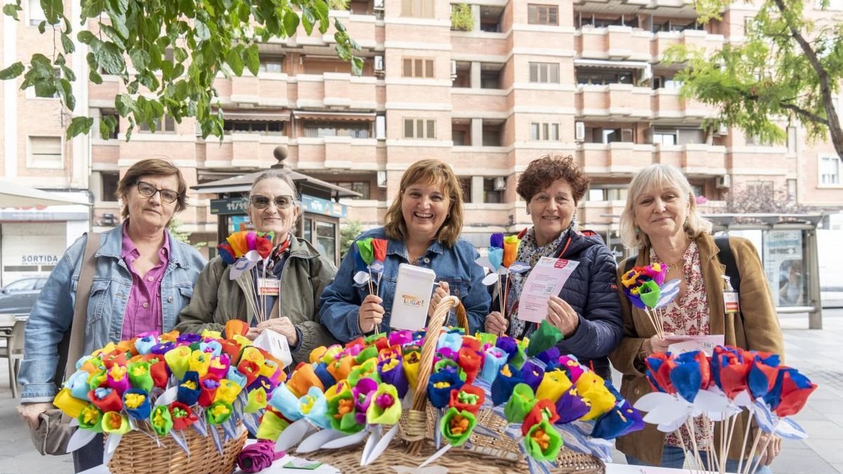 Voluntarias de Oncolliga Comarques de Lleida, ayer en una de las 17 paradas situadas en Lleida ciudad en el marco de la inciativa ‘Una flor, un projecte’. - PAU PASCUAL PRAT