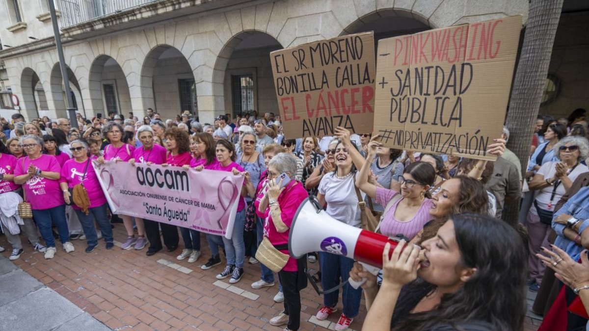 Concentración de las asociaciones de mujeres a las puertas de la delegación de Salud de Huelva - EFE/ALBERTO DÍAZ