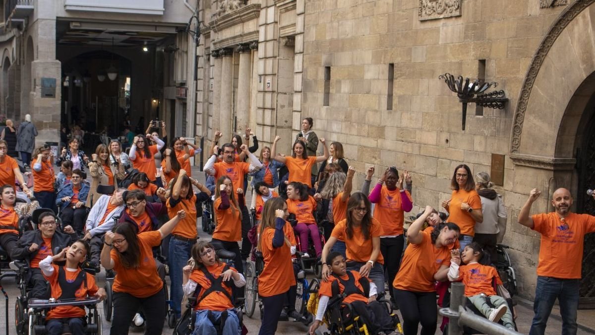 ‘Flashmob’ en Lleida para reclamar más apoyo a la parálisis cerebral - ÀLEX SAMPER