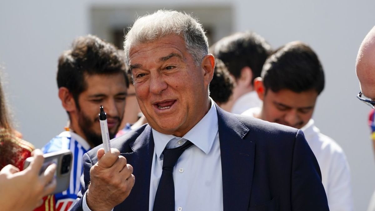 Laporta, saludando ayer a unos aficionados azulgranas. - EFE