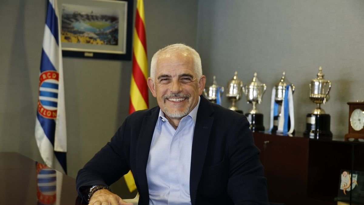 Alan Pace, en la sala de trofeu del RCD Stadium. - RCD ESPANYOL
