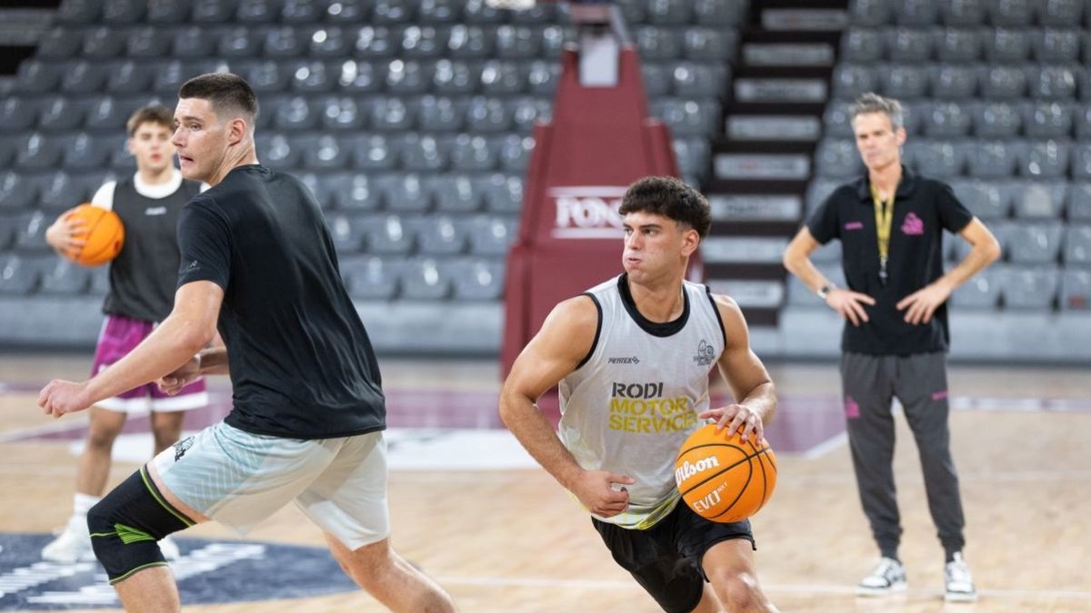 L’equip sub-22 es va entrenar ahir abans del debut. - JAVI ENJUANES