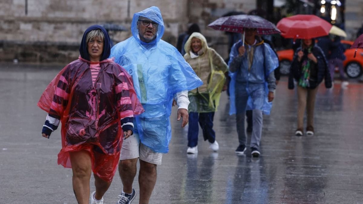 Afectats per la dana Alice a la ciutat de València. - EUROPA PRESS