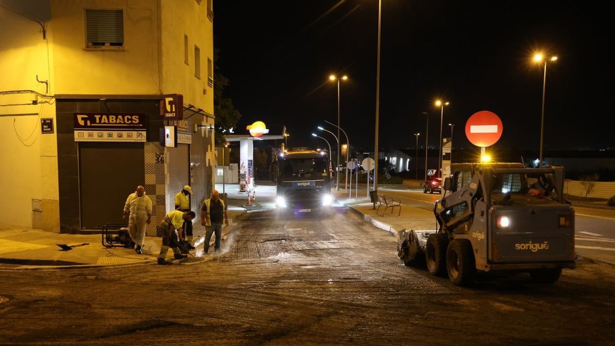 Obres nocturnes per millorar l’asfalt de la rotonda del cementiri - AMADO FORROLLA