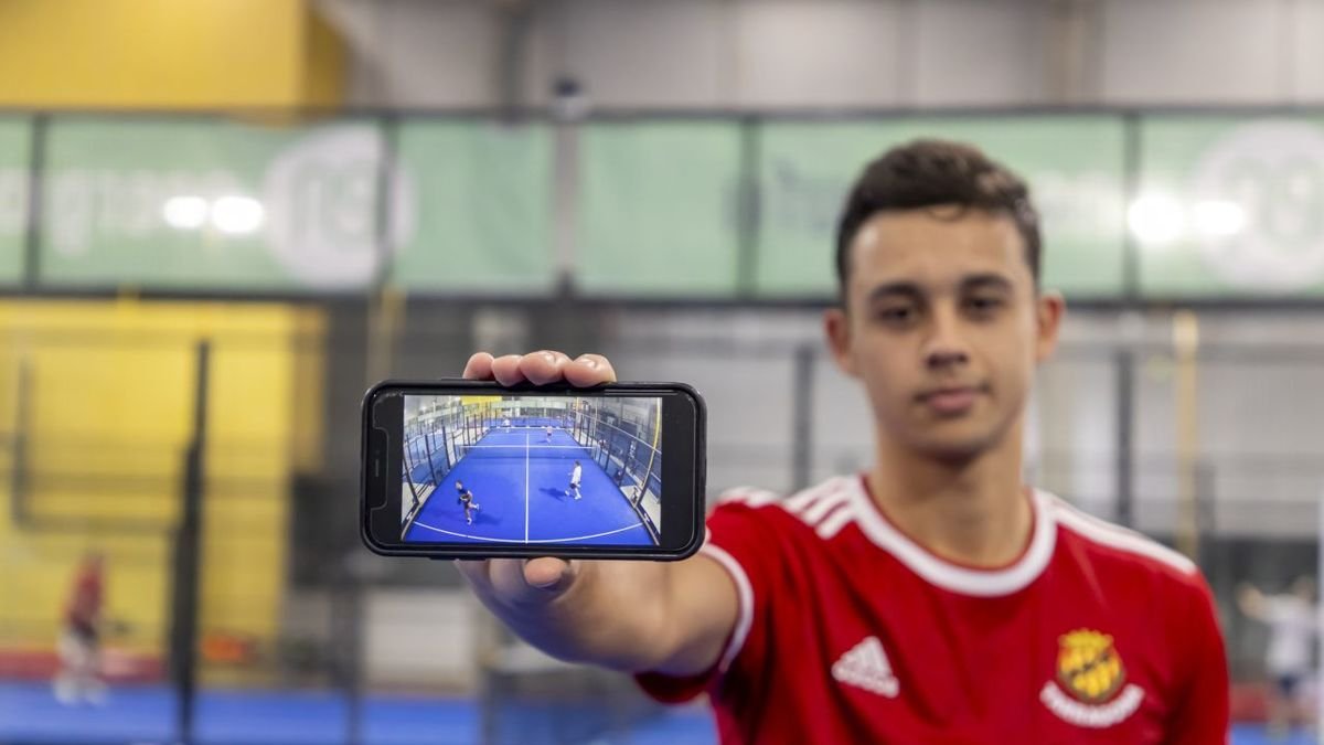 Un jugador muestra la grabación del partido en su móvil mediante la aplicación de Aiball. - JORDI ECHEVARRIA