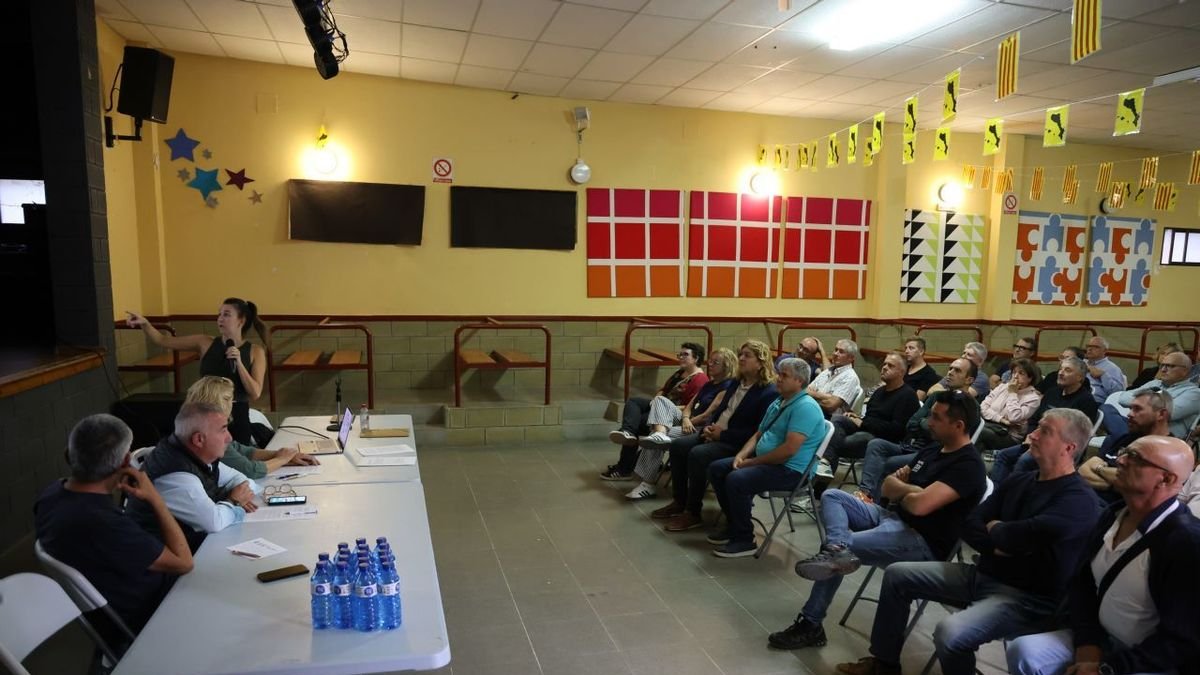 La reunión se llevó a cabo en Alfés y congregó a más de un centenar de personas. - AMADO FORROLLA