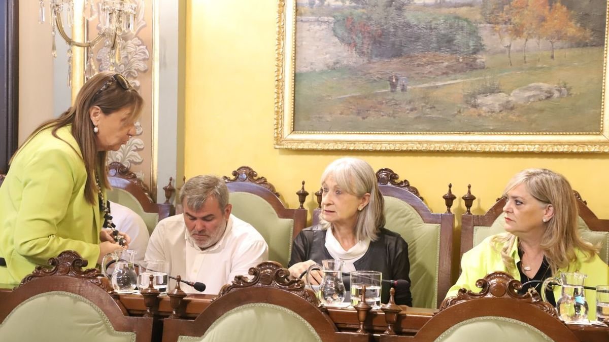 Cervera i edils de Junts en un ple de la Paeria. - MAGDALENA ALTISENT