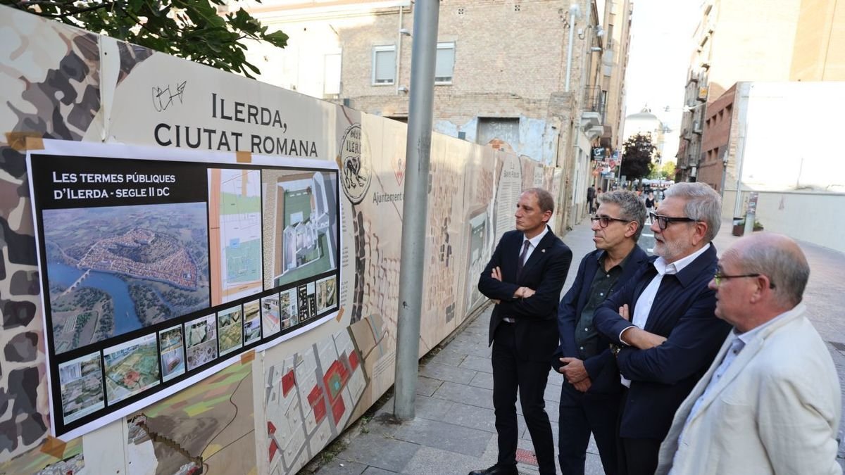 Visita del secretario de Estado de Cultura- El alcalde, Fèlix Larrosa, planteó ayer al secretario de Estado de Cultura, Jordi Martí, que el Gobierno central colabore en la preservación de patrimonio. Visitaron el Museu Morera y el solar de las termas romanas de Remolins. - AMADO FORROLLA