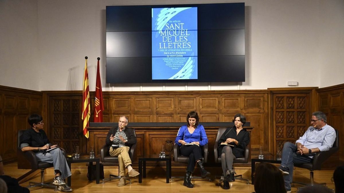 Montse Castellà, en el Espai Orfeò- La cantante Montse Castellà ofreció ayer el segundo concierto del ciclo Música i Poesia de la semana literaria con un homenaje a la cantautora Joan Baez. - SANTI IGLESIAS