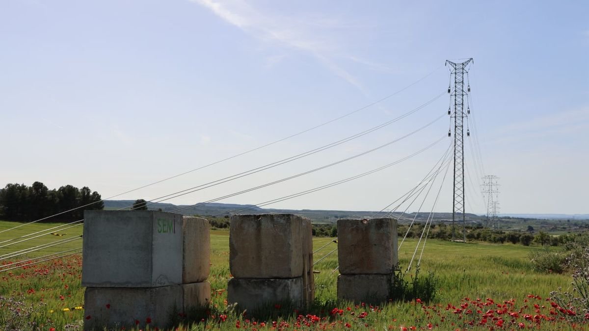 Obras para repotenciar la línea de alta tensión entre Lleida y Begues el pasado mes de abril. - AMADO FORROLLA