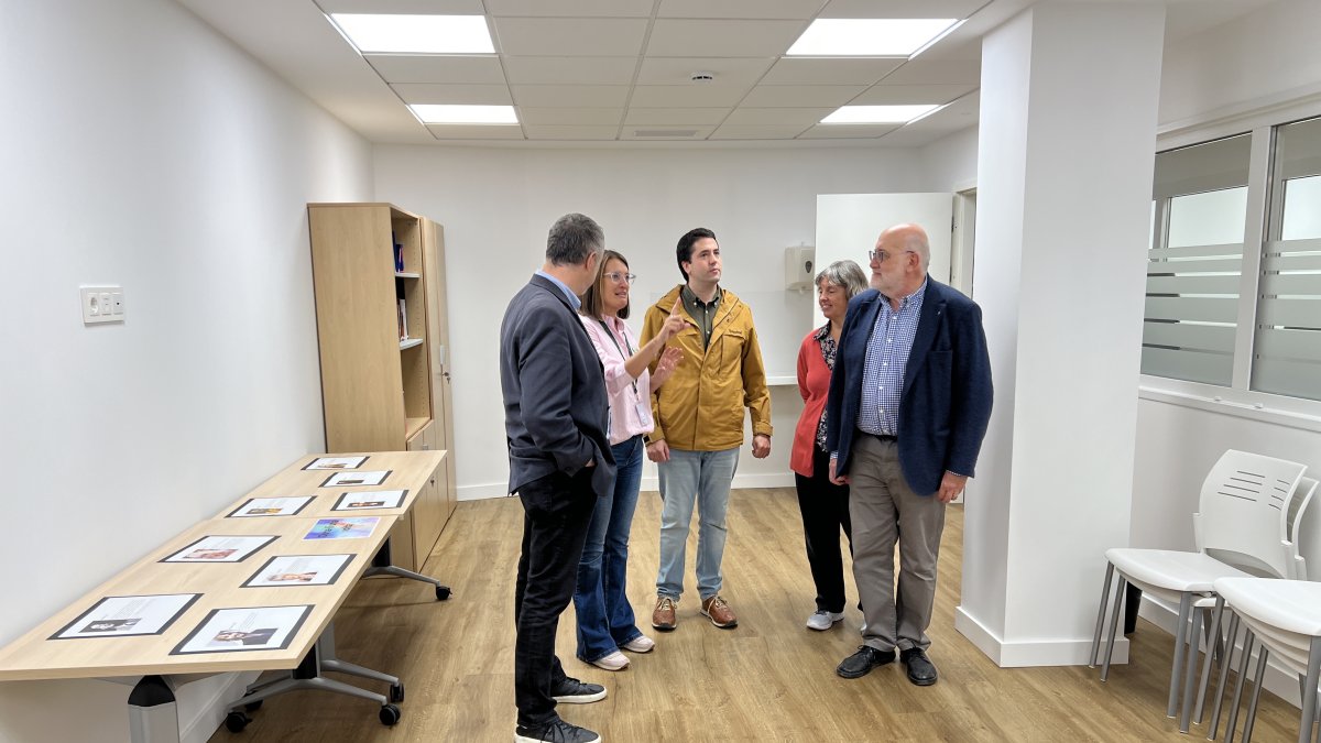 Les autoridades visitan la nueva sala polivalente del servicio de rehabilitación comunitaria y el hospital de día de salud mental de la Seu d'Urgell.