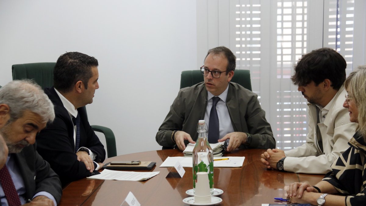 L'alcalde de Mollerussa, Marc Solsona, durant la reunió amb la DGAL