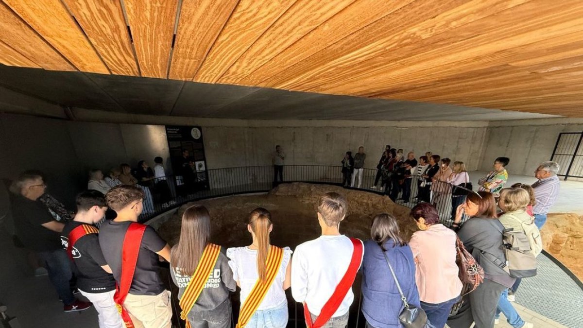 Visita guiada ahir a Alcarràs a un dels espais patrimonials del municipi, l’antic Pou de Gel. - LAIA PEDRÓS