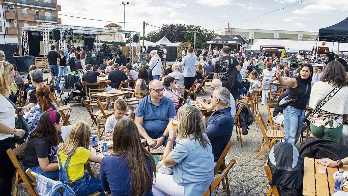 Deu anys de Les Foodgonetes- La plaça Fondandana combina gastronomia amb música en directe. Enguany Les Foodgonetes estan de celebració i compten amb 13 food trucks i 13 actuacions, com la de La Vella Dixieland ahir al migdia. - LAIA PEDRÓS