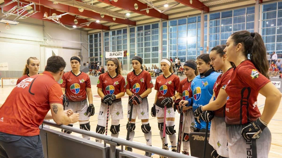 El tècnic Mats Zilken dona instruccions a les jugadores, en un moment del partit d’ahir. - ANIOL MORAL