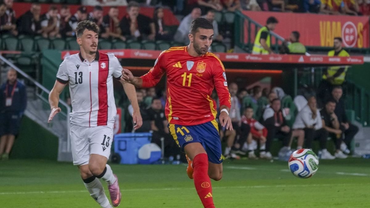 Ferran Torres va gaudir de moltes ocasions i va errar un penal. - EFE