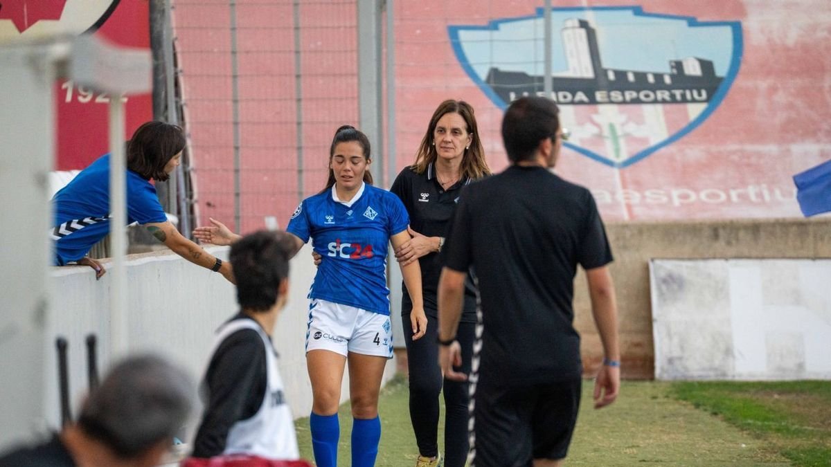 Paula Rojas retirant-se lesionada del xoc. - PAU PASCUAL PRAT