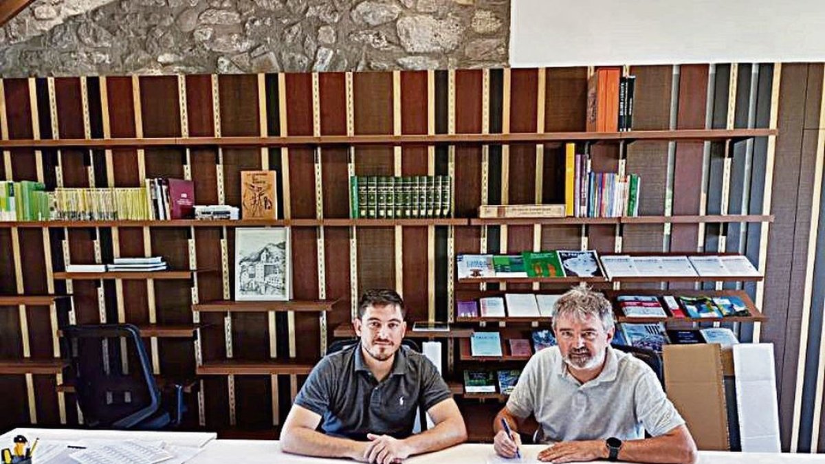 Moment de la formalització del dipòsit del fons a l’Arxiu. - ARXIU COMARCAL